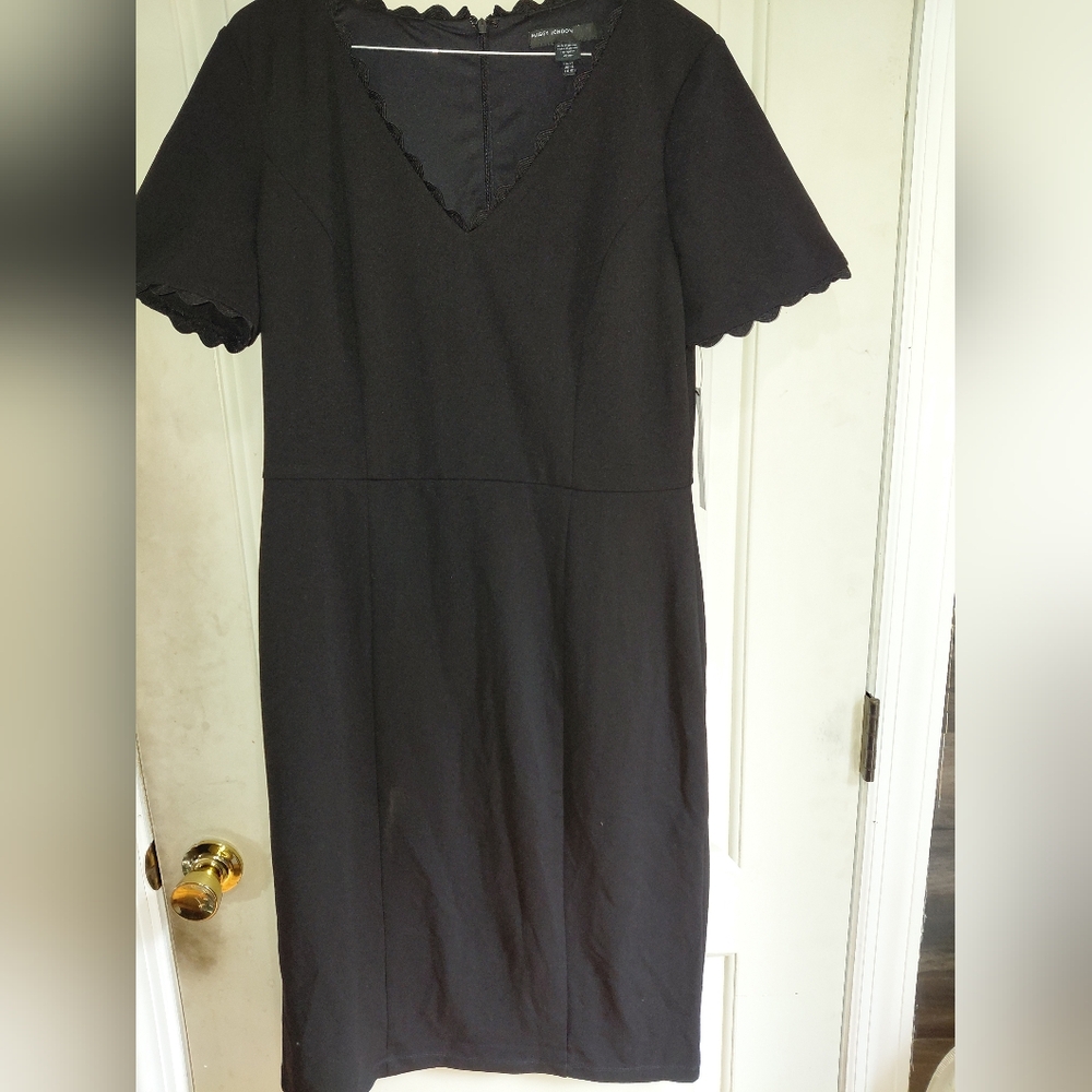 Maggy London Elegant V-Neck and Short Sleeve Black Dress Size 12